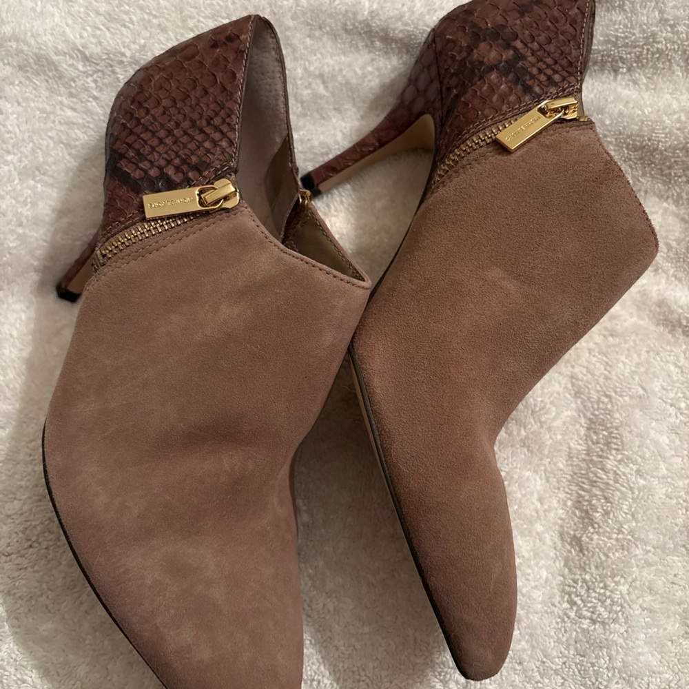 Michael Kors Clara Ankle Zipper Beige Suede booties Lizard Print Heels EXC 8.5